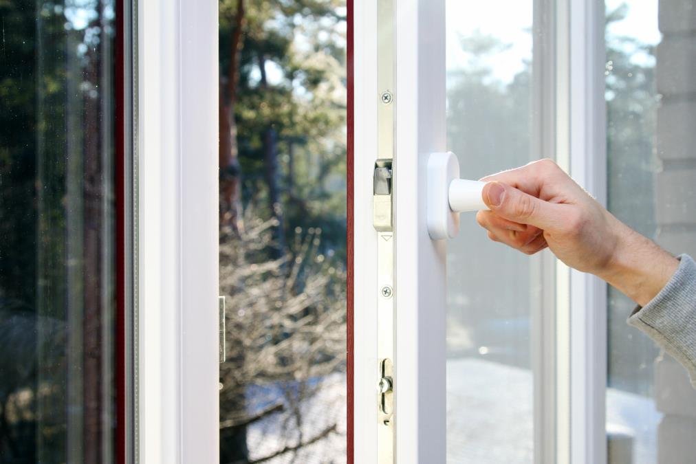 Dok Srbija gori na +30, ovi insekti kreću u invaziju: Ovu stvar iz kuhinje stavite kraj prozora i pobeći će glavom bez obzira