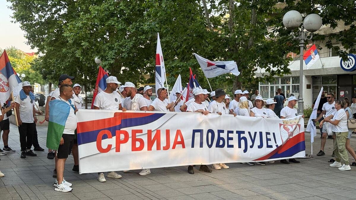 GRAĐANI KOJI SU KRENULI PEŠKE NA SKUP 27. JUNA PRIREĐEN DOČEK U LAZAREVCU Snažna poruka zajedništva i vere u politiku koja Srbiju vodi napred