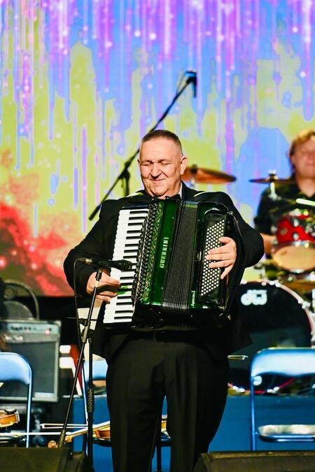 PREPUN DOM KULTURE U LOZNICI: Počeo koncert povodom jubileja harmonikaša Dragana Kovačevića Struje (FOTO/VIDEO)
