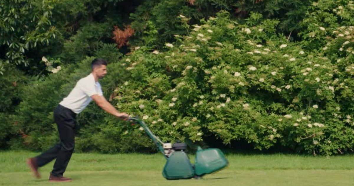 Kosi tata, kosim ja! Novak Đoković uzeo kosilicu u ruke, pa napravio umetničko delo na travnjaku