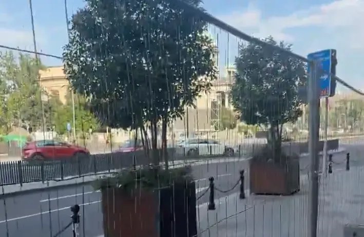Postavljena ograda oko Skupštine Srbije: Pristalice SNS biće ograđene tokom održavanja skupa u subotu VIDEO