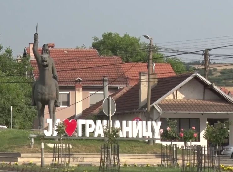Gračanica: Pripadnici tzv. kosovske policije sprečili su radnike da u Gračanici postave bilbord sa natpisom Zavet Vidovdana