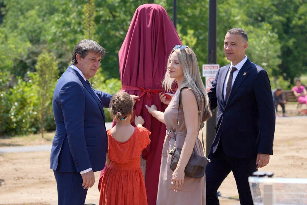 U čast Dragija Nestorovića: Ministar Gašić u Kruševcu otkrio bistu u novootvorenom parku (FOTO)
