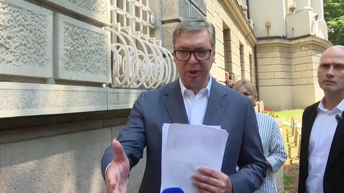 Vučić u autorskom tekstu veliča Vensa, upoređuje ga sa Orvelom, Obaminu drugu knjigu zove pamfletom