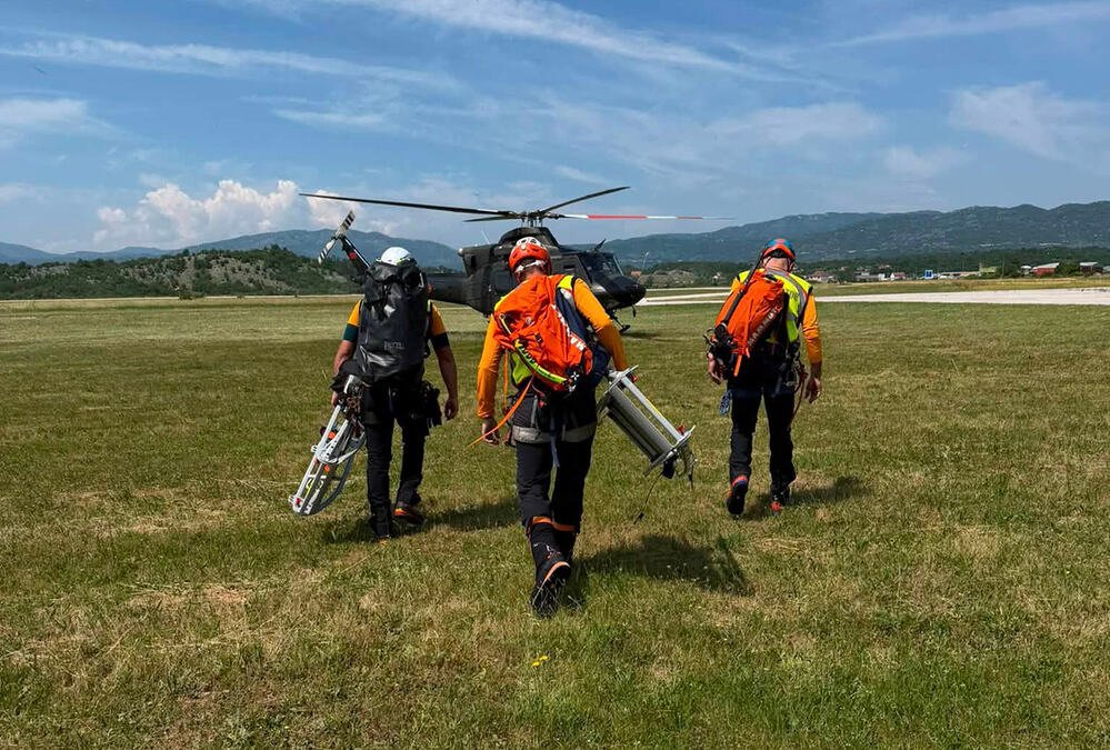 NEVIĐENA BAHATOST NA PROKLETIJAMA: Poljski turisti prijavili da su zaglavljeni u steni, spasioci pošli u akciju po lošim uslovima i zatekli ih NA LIVADI