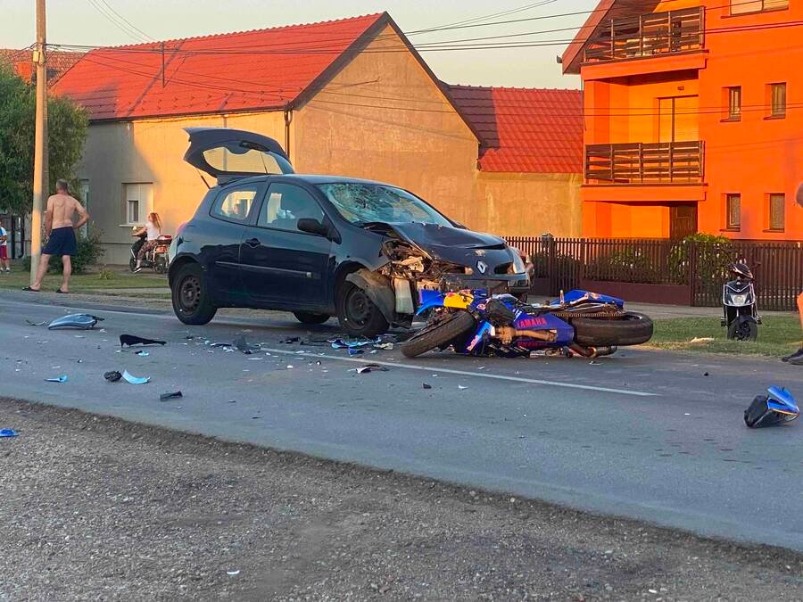JEZIVA SCENA KOD SREMSKE MITROVICE: Motociklista povređen u teškom sudaru ispred crkve, hitno prevezen u bolnicu (FOTO)