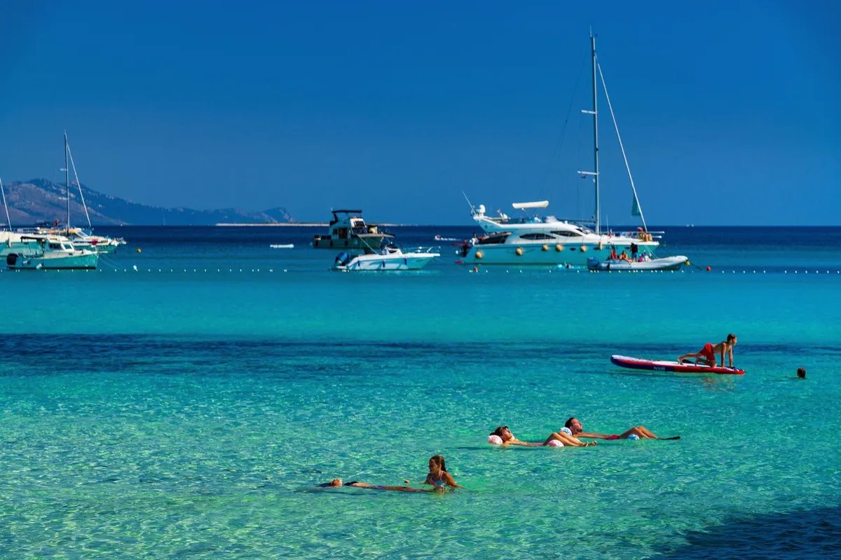 Ovu plažu na Jadranskom moru nazivaju "Havajima": Tirkizno more i beli šljunak ostavljaju bez daha - mesto koje nema konkurenciju