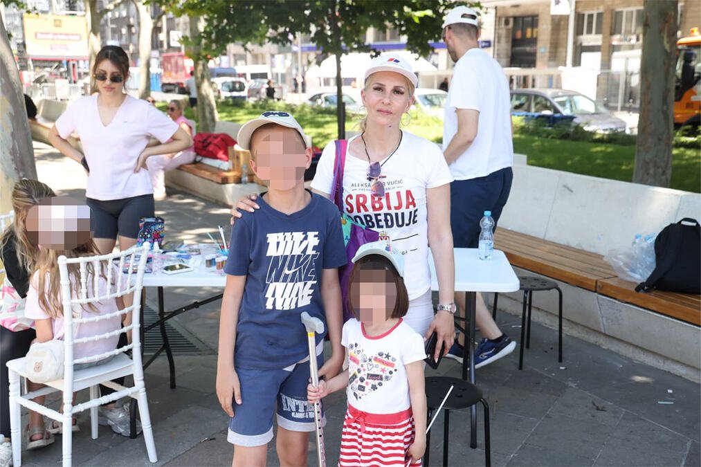 NIJE JOJ BILO TEŠKO DA PREĐE POLA ZEMLJE: Mirjana iz Niša sa dvoje mališana prešla 250 kilometara i stigla na veličanstveni skup u Beogradu! (FOTO)