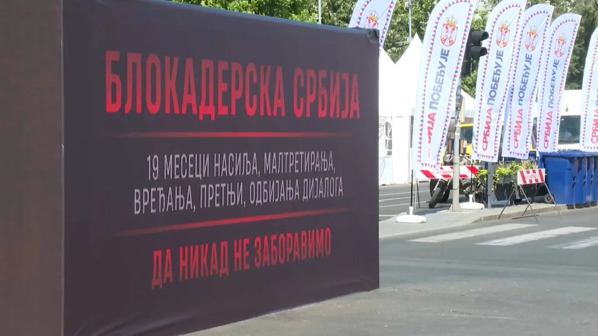 Šta posetioce SNS skupa čeka kada uđu u "crnu kutiju" kod Skupštine?