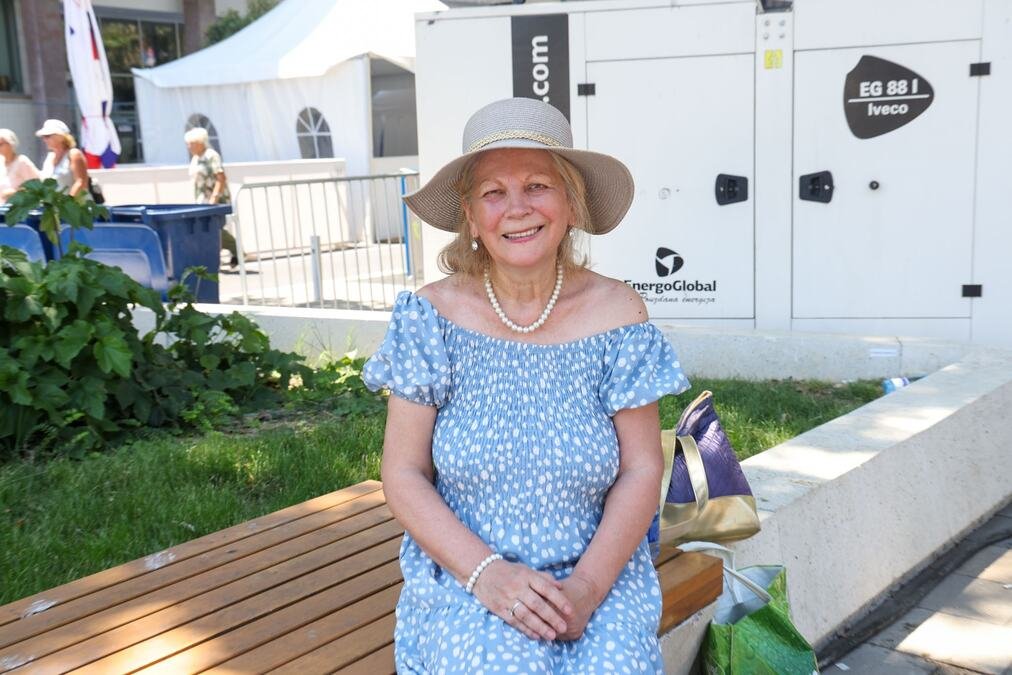 "ŽELIM MIR U DRŽAVI, NIKAKO NISAM ZA OVE BLOKADE" Beograđanka poranila na skup "Srbija, jedna porodica": Čekam da dođe predsednik i da čujem šta će da kaže