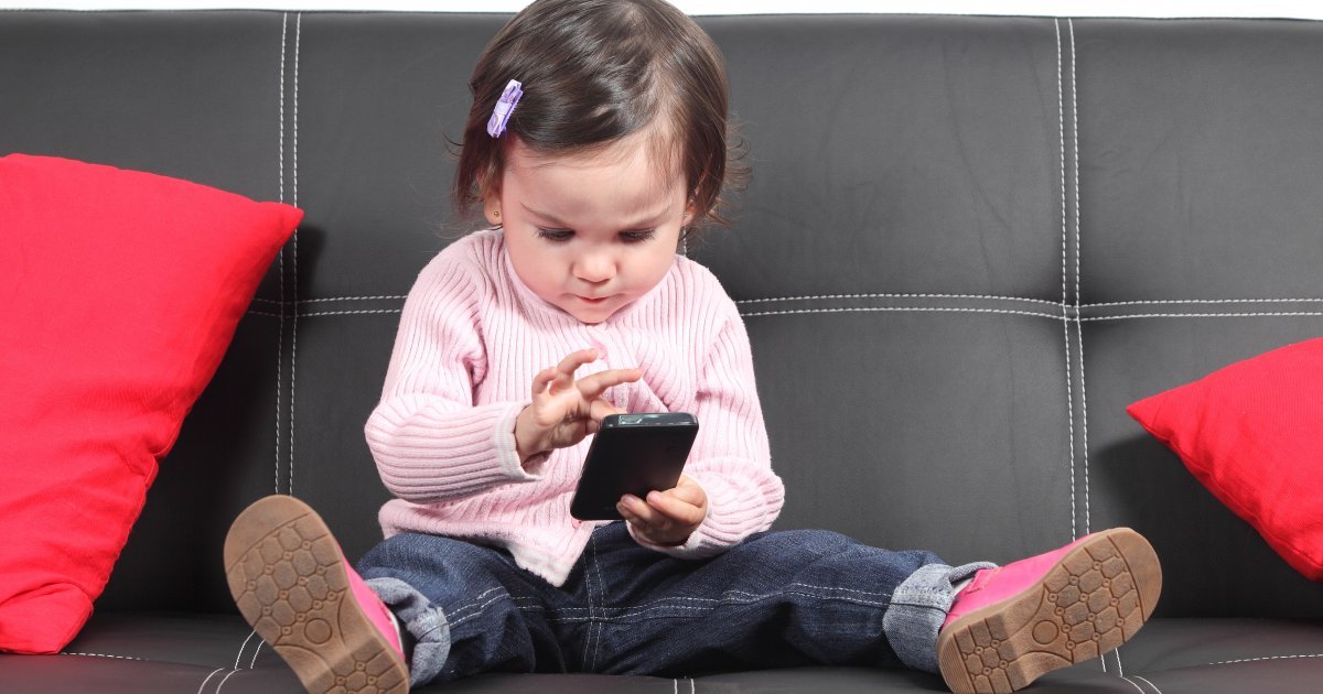 Studija otkrila 3 rizika kada deca prerano dobiju pametni telefon: Jedan posebno brine stručnjake