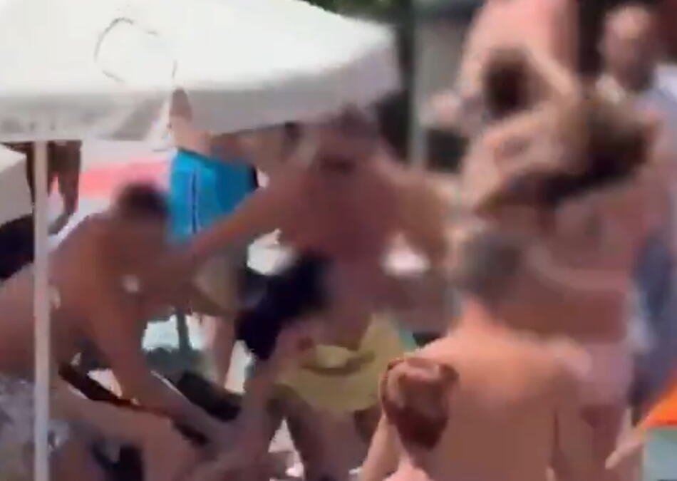 DRAMA U POZNATOM LETOVALIŠTU! Zverski pretukli devojčicu (13) zbog LEŽALJKE, usledila OPŠTA TUČA TURISTA (VIDEO)