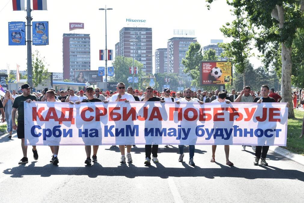 "KAD SRBIJA POBEĐUJE, SRBI NA KIM IMAJU BUDUĆNOST" Više od 5.000 Srba sa KiM stiže na skup u Beograd! Na čelu kolone transparent podrške, odjekuje "Aco Srbine"
