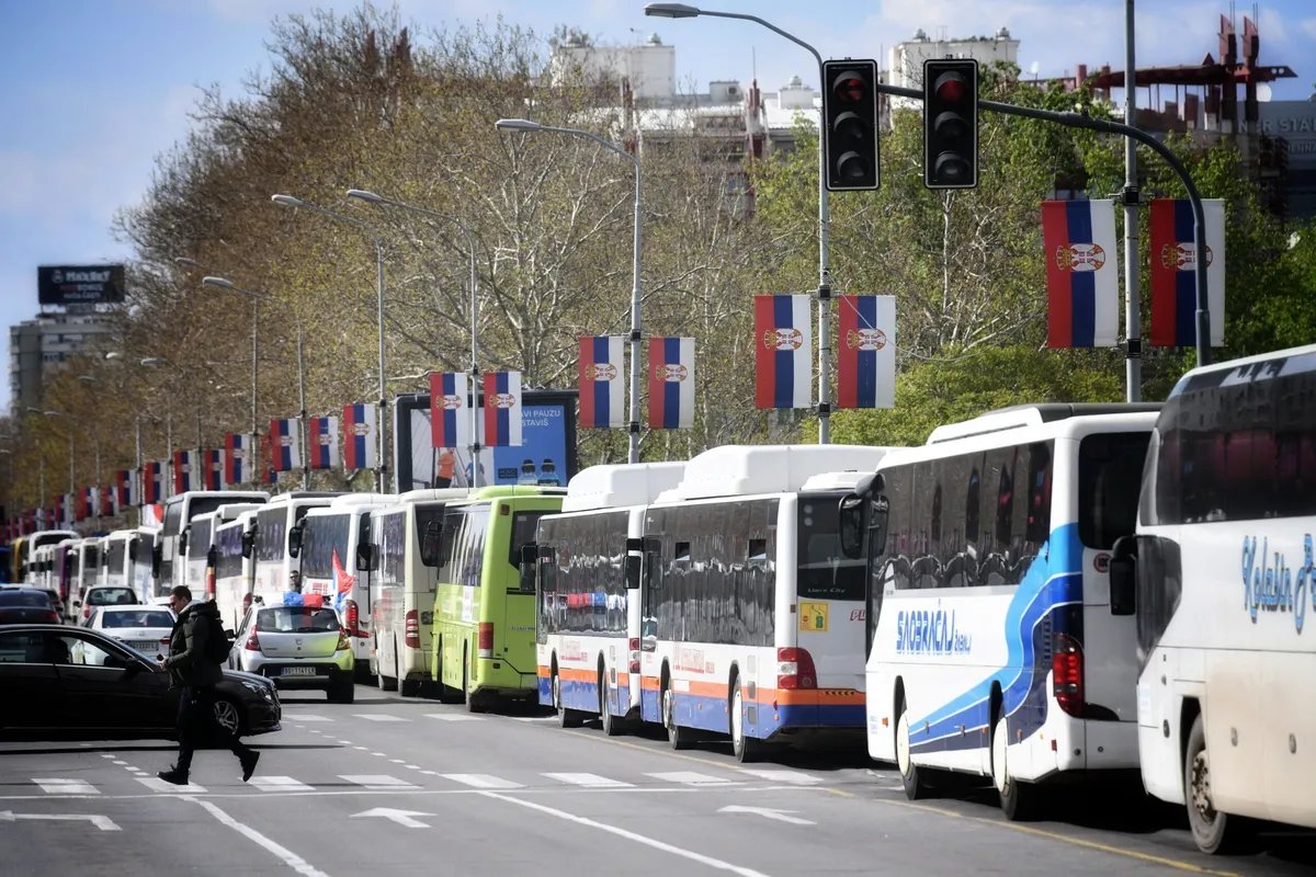 Građani ispratili autobuse koji su dovezli pristalice SNS na miting: U rukama držali transparente "Studenti pobeđuju" VIDEO