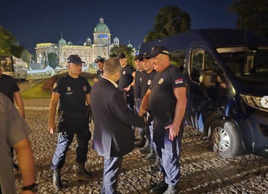 DAČIĆ OBIŠAO POLICAJCE KOJI SU OBEZBEĐIVALI SKUP "SRBIJA, JEDNA PORODICA": Hvala na profesionalizmu, bezbednost građana je prioritet! (FOTO)