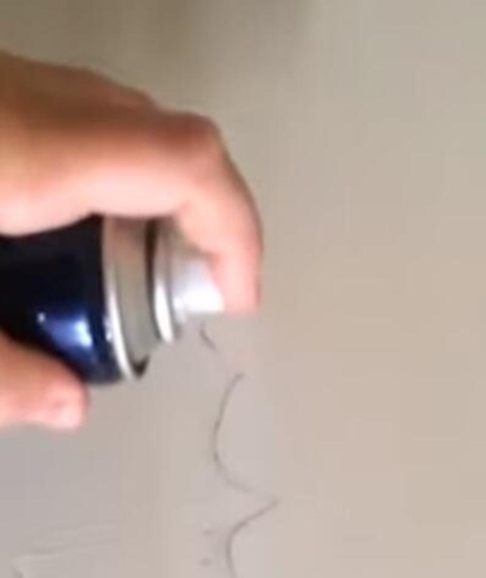 Poprskajte zid LAKOM ZA KOSU i gledajte kako nestaje uporni problem: Neverovatan trik oduševio žene širom Srbije