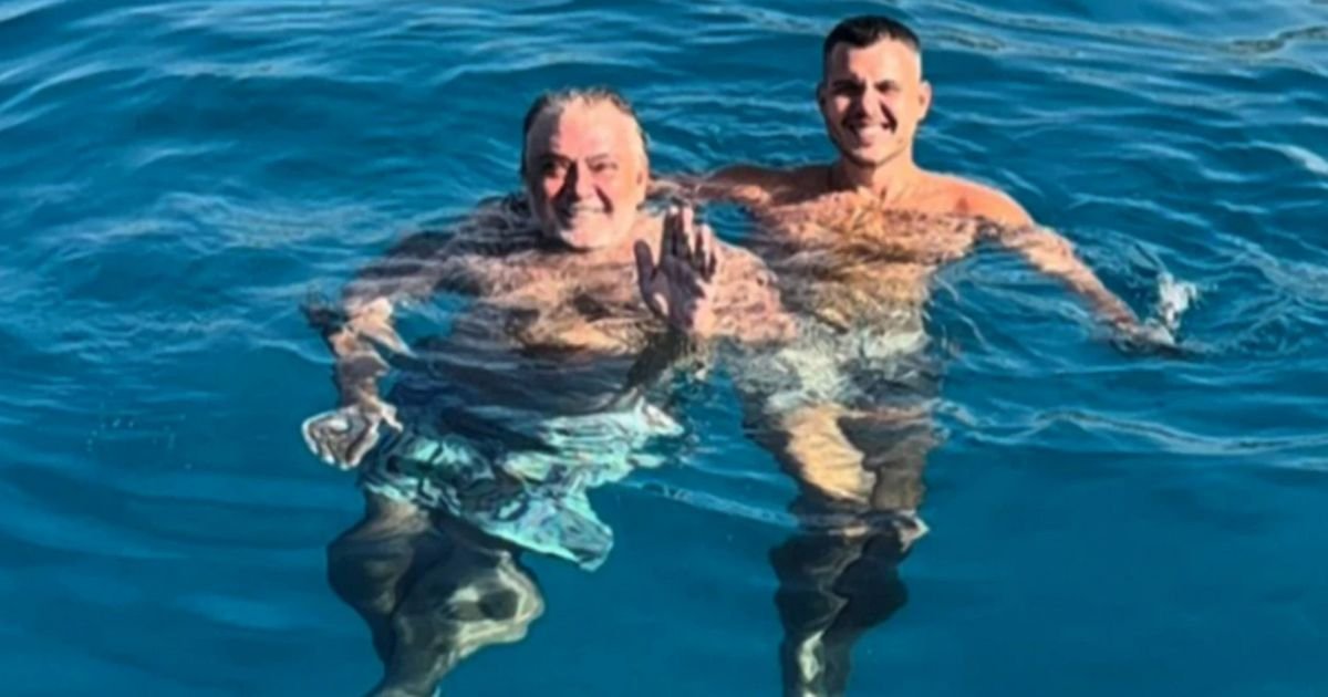 Otac i sin uživaju za sve pare! Viktor pokazao kako uživa sa Bobom: Vezao nož oko noge pa se tuširao na palubi