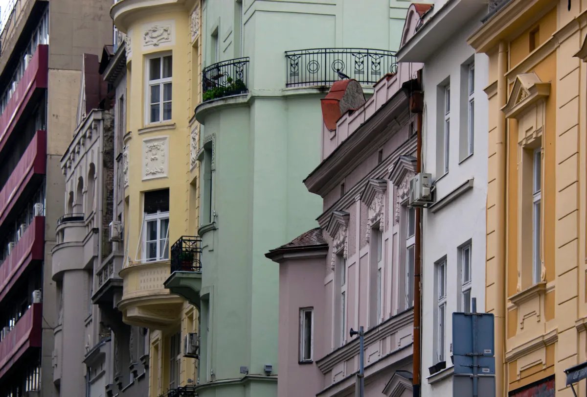 "Živela bih sama, ali u Beogradu nemaš uslova za to": Koliki deo plate ode na stan i komunalije?