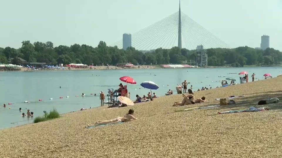 (VIDEO) Visoke temperature i Ada Ciganlija: Suncobrana malo, mnogi posetioci direktno na suncu