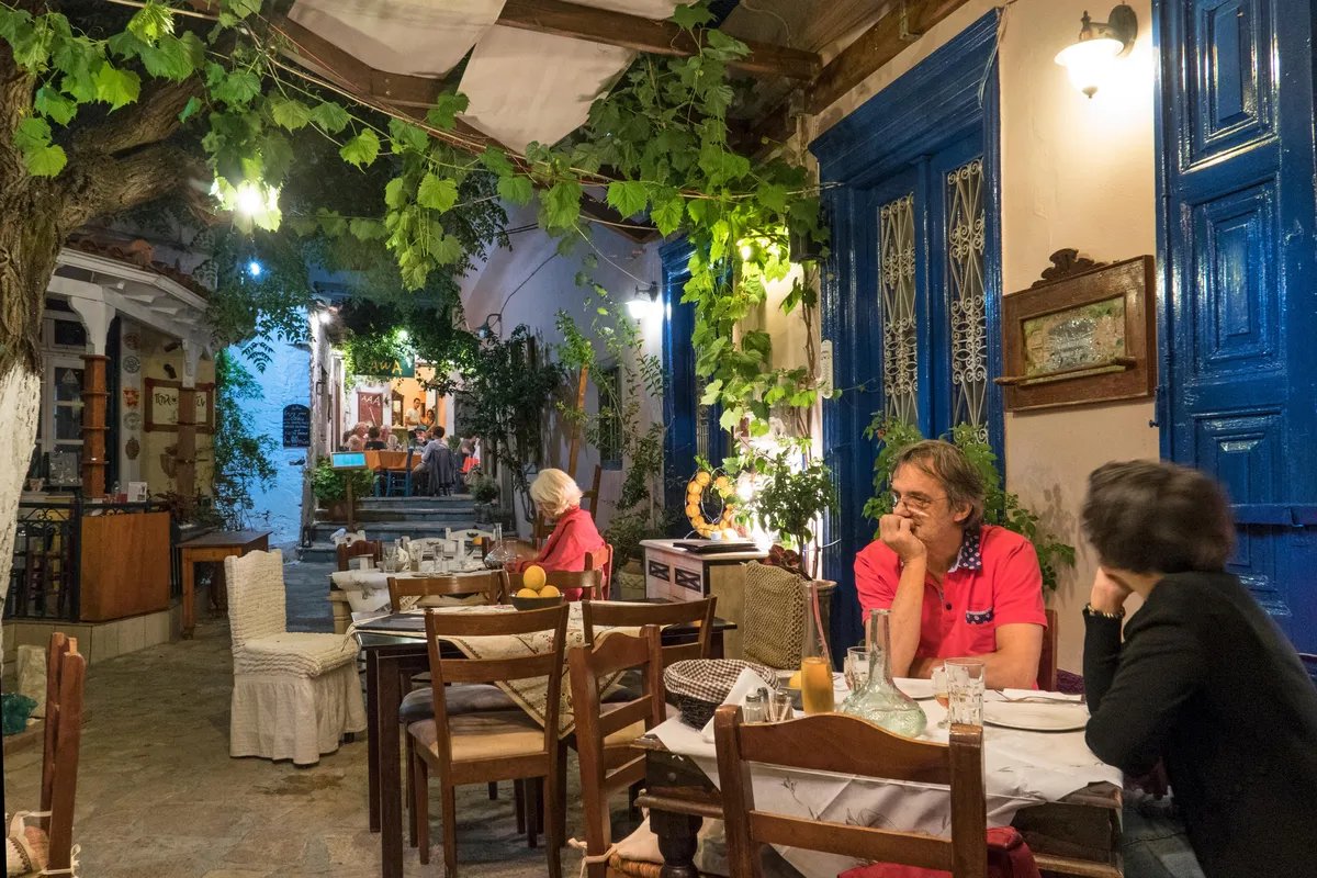 Hrvatski turista otišao u Grčku, kad mu je u restoranu stigao račun - nije mogao da veruje: "Kod nas sve ovo ne može da košta manje od 100 evra"