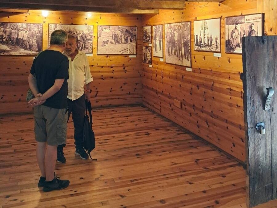 SRPSKI JUNAK KOM SU ČAK I NEMAČKI VOJNICI ODALI POČAST: Otvorena izložba posvećena đeneralu Krsti Smiljaniću - heroju koji je život posvetio otadžbini (FOTO)