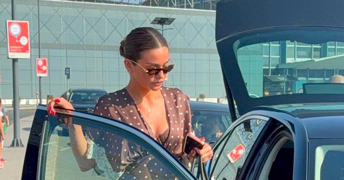 Dala lekciju iz elegancije! Breskvica kao sa modne piste: U rukama Birkin torba, na nogama vrtoglave potpetice