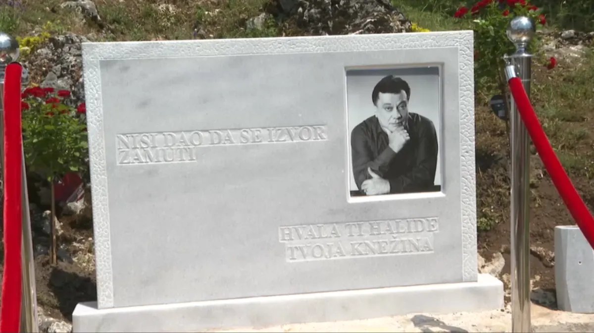 Otvoreno spomen-obeležje posvećeno Halidu Bešliću u Knežini (VIDEO)