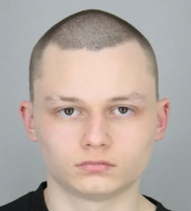DIMITRI (18) OSUMNJIČEN DA JE UBIO ROĐENOG BRATA! Prijatelji prijavili nestanak, policija pronašla JEZIVI prizor u porodičnoj kući: Izdato upozorenje građanima!