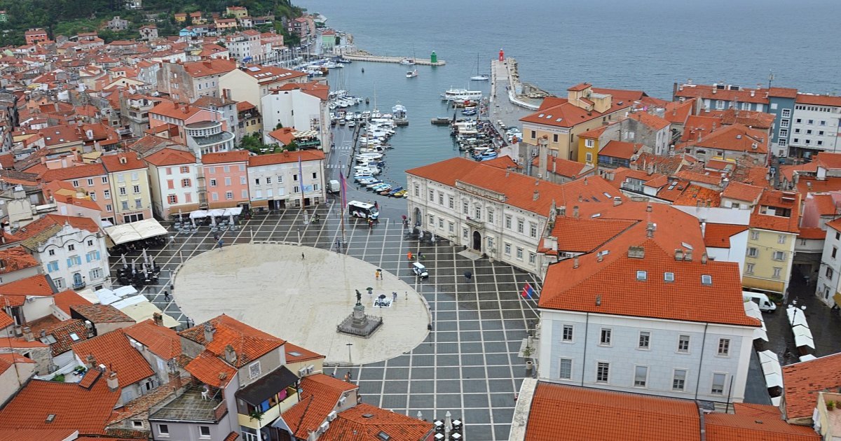 Noćni spektakl u Sloveniji: Policajci morali da intervenišu kada su intimni odnosi na javnom mestu eskalirali!
