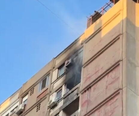 FASADA ZGRADE CRNA, ŠIRI SE GUSTI DIM! Bukti požar u stanu u Nišu: Ima povređenih, sumnja se da je OVO uzrok! (VIDEO)