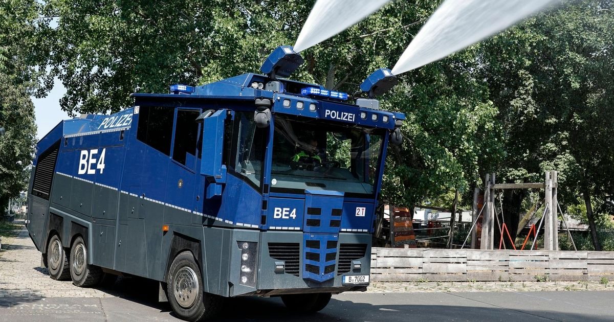 Policija u Berlinu upotrebila vodene topove, građani ih dočekali s oduševljenjem! SNIMCI GOVORE MILION REČI!