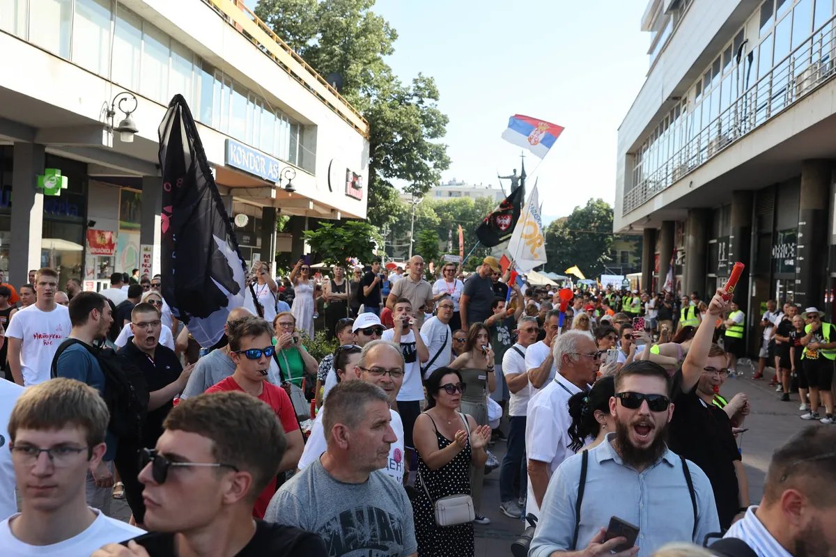 Rojters o skupu u Kraljevu: Građani Srbije nastavili proteste i posle izjave predsednika Vučića da odlazi