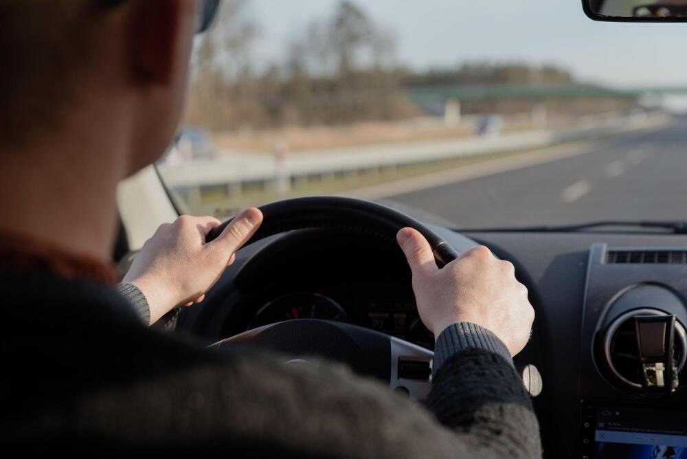 Zašto vozači vezuju belu krpu za prozor? Imaju veoma važan razlog - nikako ne ignorišite
