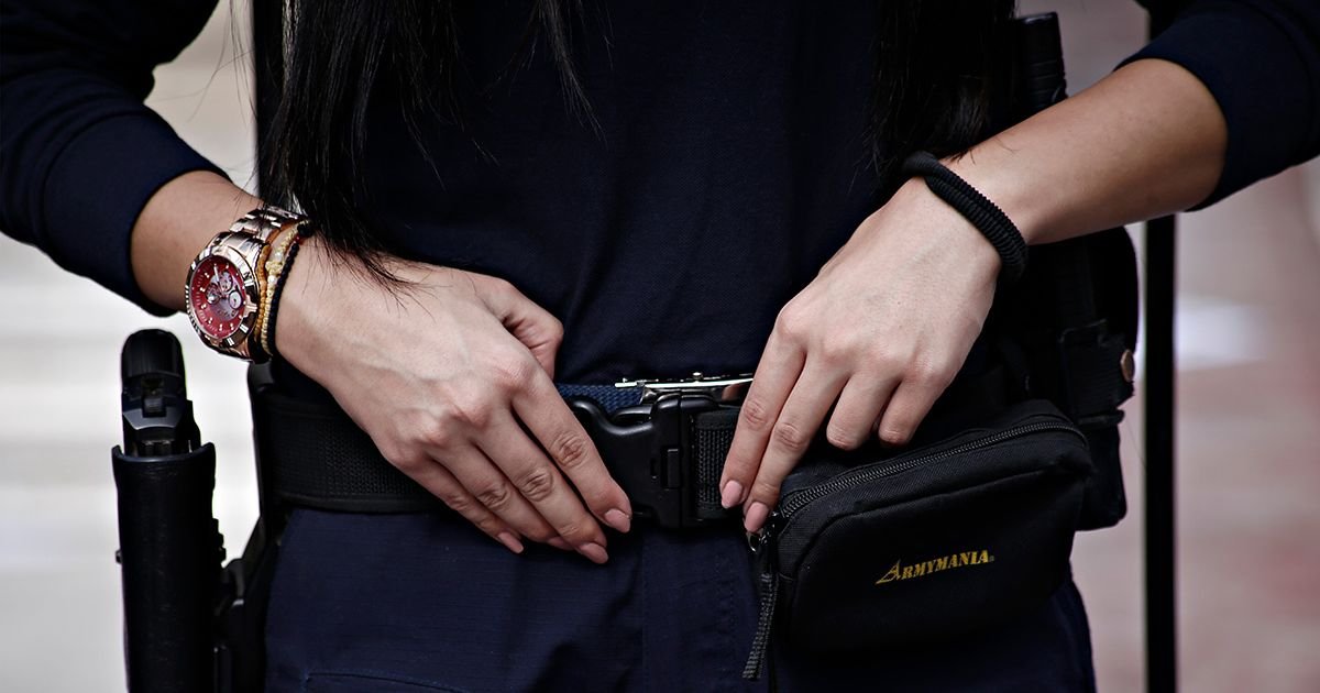 VEOMA UZNEMIRUJUĆI SNIMCI! Policajka brutalno napala trudnicu u devetom mesecu: To nije jedino njeno "ludilo"!