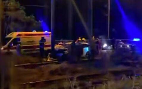 TEŠKA SAOBRAĆAJKA NA PANČEVCU: Taksista se zakucao u banderu, vatrogasci sekli auto da ga spasu