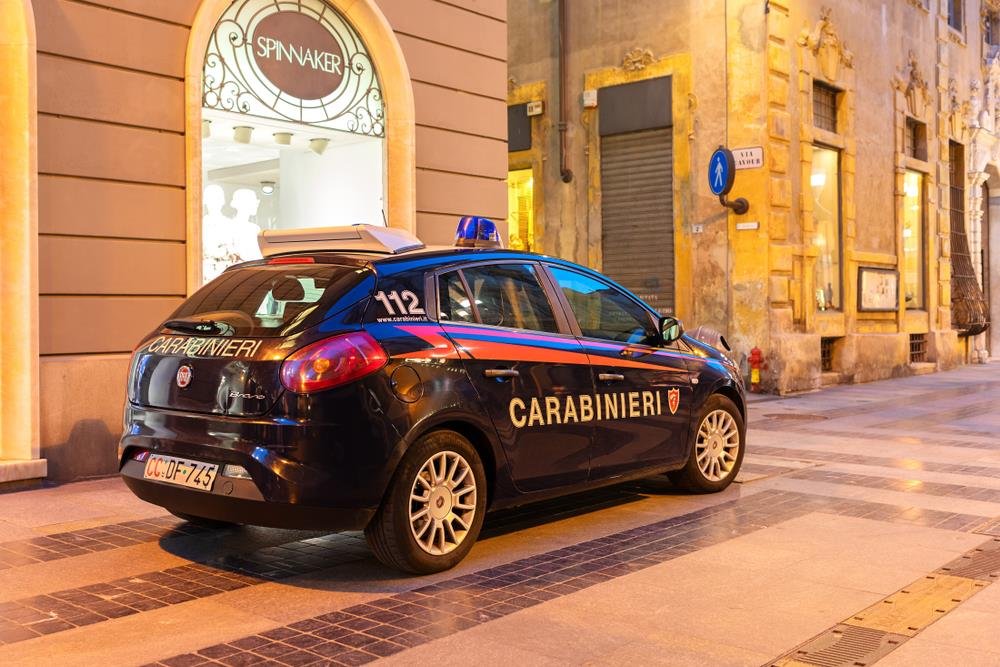 BOSANAC "PAO" U ITALIJI, SMISLIO NEVEROVATAN KRIMI-PLAN: Zatekli ga u kolima sa prepravljenim tablicama, saučesnik i dalje u BEKSTVU - Evo šta su smislili