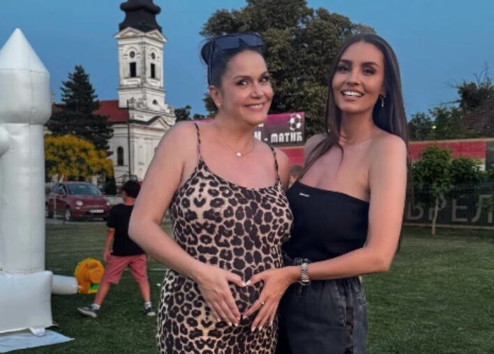 17 GODINA SE BORILA ZA POTOMSTVO, SAD ČEKA BLIZANCE Pevačica pokazala svoj trudnički stomak, pozira u uskoj tigrastoj haljini: Izraz lica sve govori (FOTO)