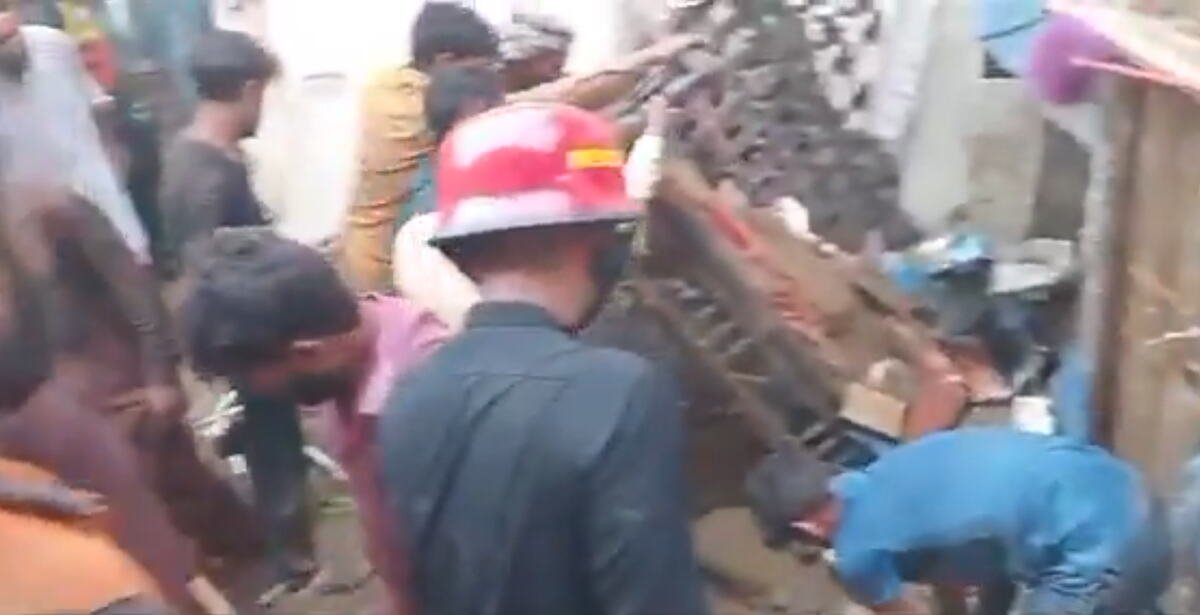 TRAGEDIJA U ŠKOLI U PAKISTANU, SRUŠIO SE KROV! Četrnaestoro dece na mestu ostalo mrtvo, ima i povređenih (VIDEO)