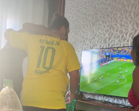 U JEDNOM TRENUTKU SKAKALI DO NEBA, U SLEDEĆEM SE HVATALI ZA GLAVU! Pogledajte šta se dogodilo kada je Brazil u 95. minutu dao gol za pobedu