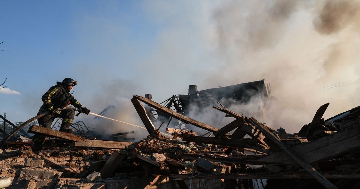 Rusi dronom pogodili javni autobus, ima poginulih: Žestok napad u Hersonu, snimak tera suze na oči