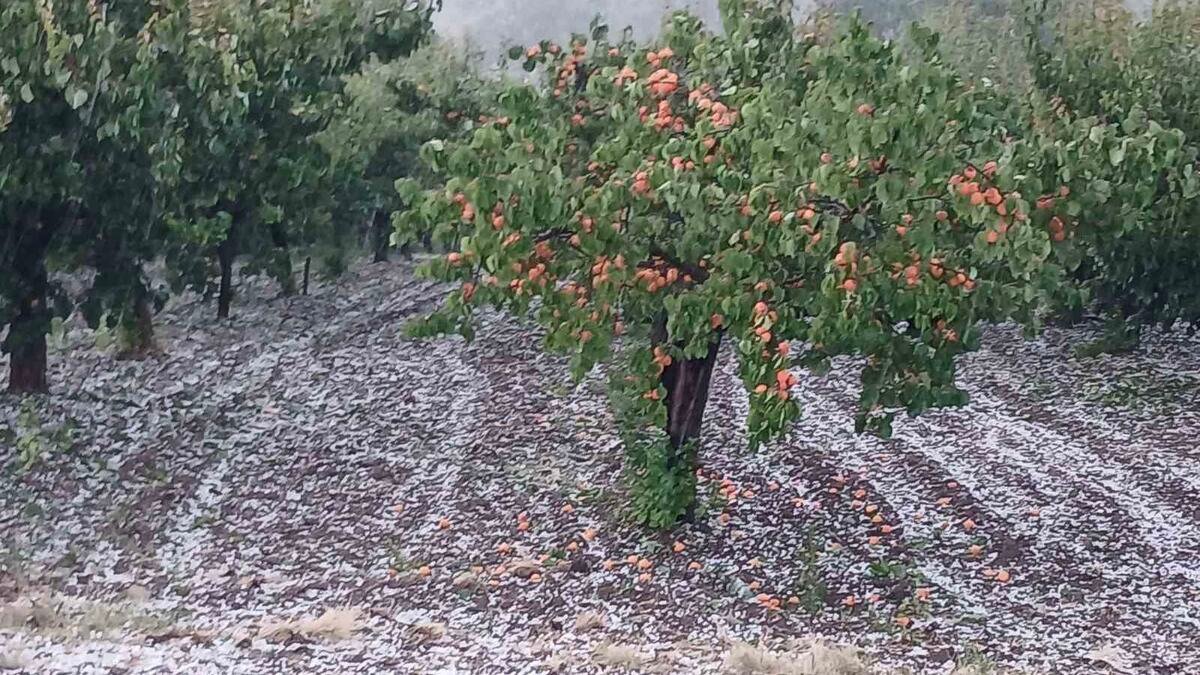 KAKO JE ČAČAK OBELEO USRED LETA ZA SAMO PAR MINUTA: Krupan grad tukao po Prijevoru (FOTO)