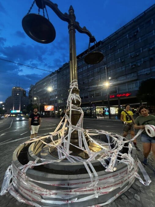 BEOGRAD JUČE DOBIO NOVU SKULPTURU, BLOKADERI POKUŠALI DA JE UNIŠTE ISTI DAN! Članovi ZLF sinoć oblepili lepljivom trakom novi simobol Terazija na kružnom toku!