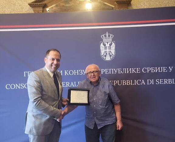 DEDA GOJKU URUČENA PLAKETA, 27 GODINA RADIO KAO DOMAR U KONZULATU U TRSTU: Država Srbija nikog ne zaboravlja! Ni svoje najstarije i najvrednije dijasporce
