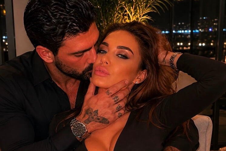 ANA NIKOLIĆ U ZAGRLJAJU SVETSKOG ZAVODNIKA! Iskoristila lik Mikelea Moronea uz pomoć veštačke inteligencije, fanovi ostali u šoku (FOTO)