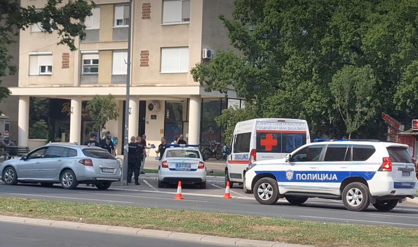 DOŠAO TAKSIJEM DO BULEVARA, POMOĆ ZATRAŽIO NA KIOSKU! Detalji krvavog obračuna u Novom Sadu: Mladić (26) zatečen na klupi sa teškom povredom! (VIDEO)