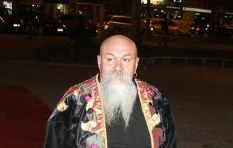 EVO ZBOG ČEGA JE LUIS NOSIO HALJINE! Za legendarnim pevačem ostala večna misterija, a sve se dogodilo 1981. godine...