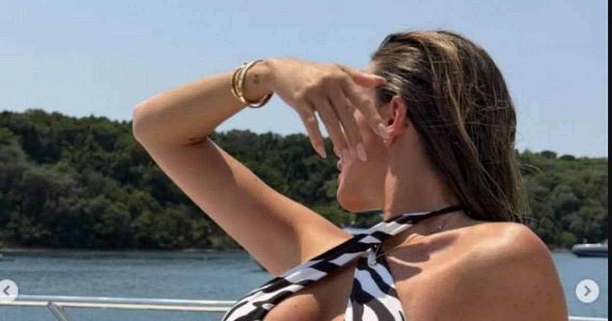Ćerka našeg pevača mami uzdahe: Bikini se usekao, grudi vire iz proreza, zapalila mreže vrućom slikom sa jahte