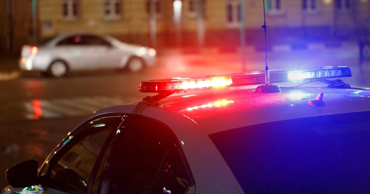 Auto udario u stub ulične rasvete: Udes kod kružnog toka u Novom Sadu