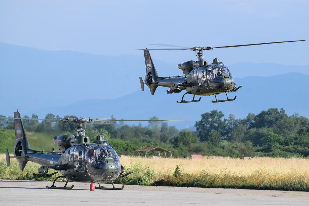 Letačka obuka u protivoklopnoj helikopterskoj eskadrili: Mlađi piloti uče za vođu odeljenja, iskusniji rade na unapređenju osposobljenosti