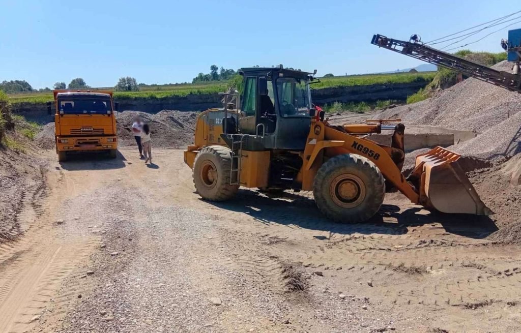 Uhapšene tri osobe zbog nelegalne eksploatacije peska i šljunka u Crnoj Bari